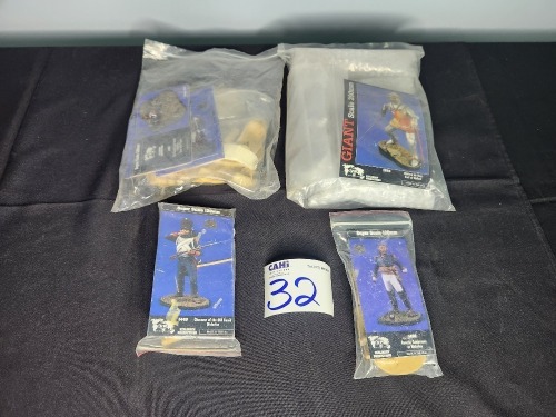 4 X FIGURINES