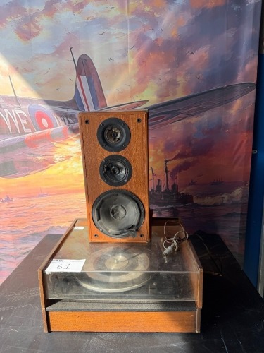 VINTAGE TURNTABLE AND SPEAKER