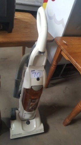 ELECTROLUX VACUUM CLEANER (WORKING)