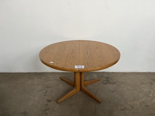 ROUND TABLE