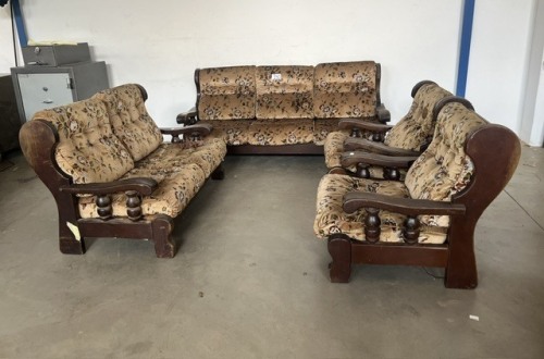 4 PIECE LOUNGE SUITE (3 SEATER, 2 SEATER AND 2 X 1 SEATER )
