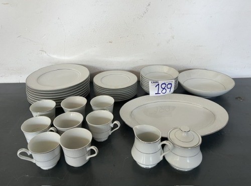 37 PIECE DINNER SET