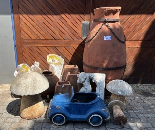 ASSORTED GARDEN POTS, GARDEN ORNAMENTS AND GARDEN STONES
