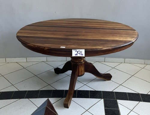 ROUND DINING TABLE