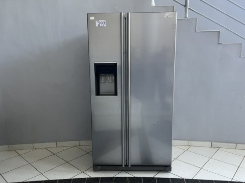 SAMSUNG DOUBLE DOOR FRIDGE FREEZER WITH WATER DISPENSER (SWITCHING ON)