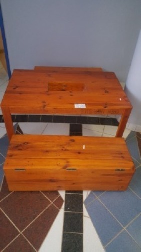 PLAY TABLE AND STORAGE BOX 