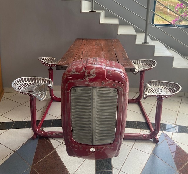 MASSEY FERGUSON TRACTOR 4 SEATER BENCH TABLE LIVE & ONLINE CLASSICS & COLLECTABLES AUCTION 25