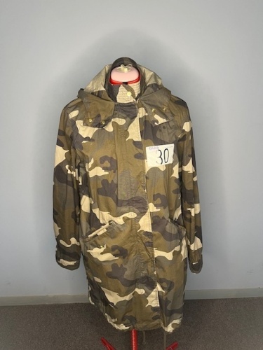 CAMO HOODED SIZE LARGE HOODED